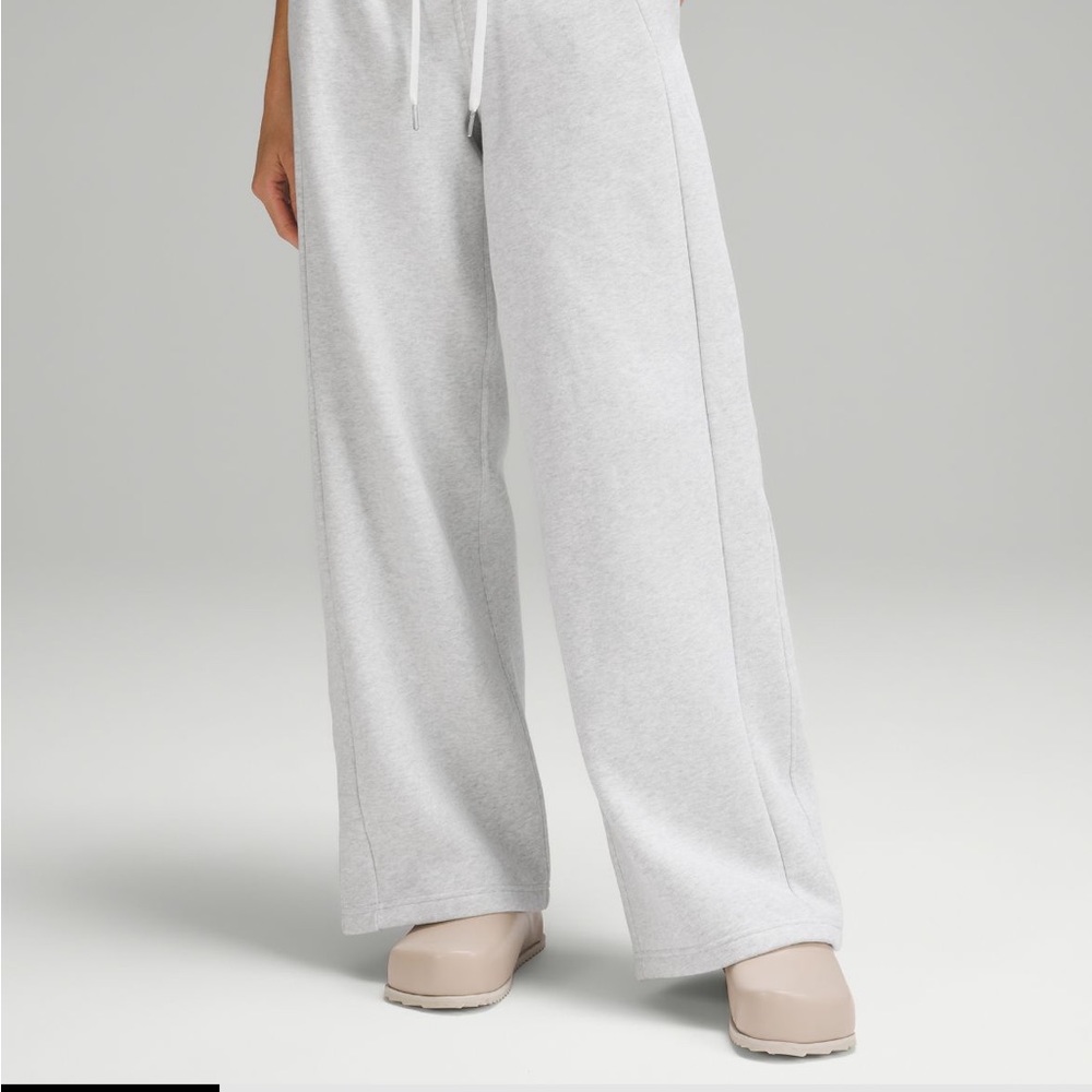 Lululemon Scuba Mid-Rise Wide-Leg Pant - 6